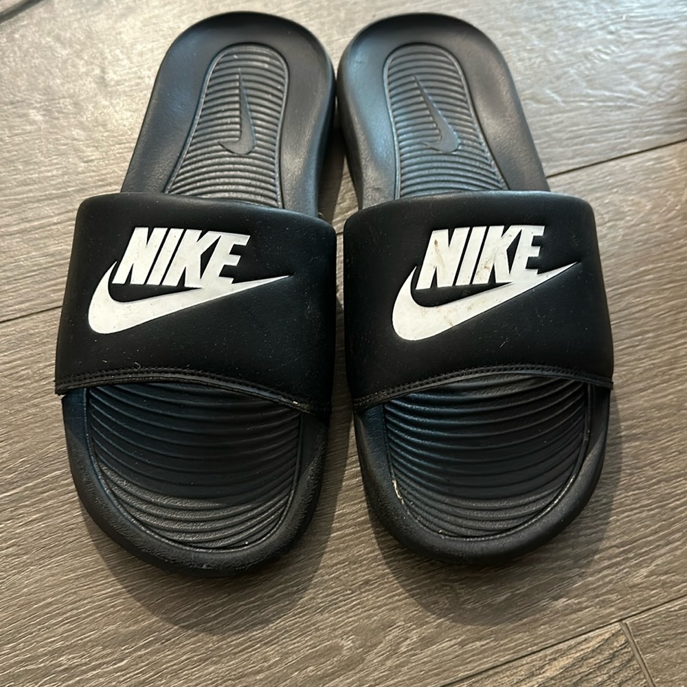 Men’s size 8 Nike slides. Like new. Black